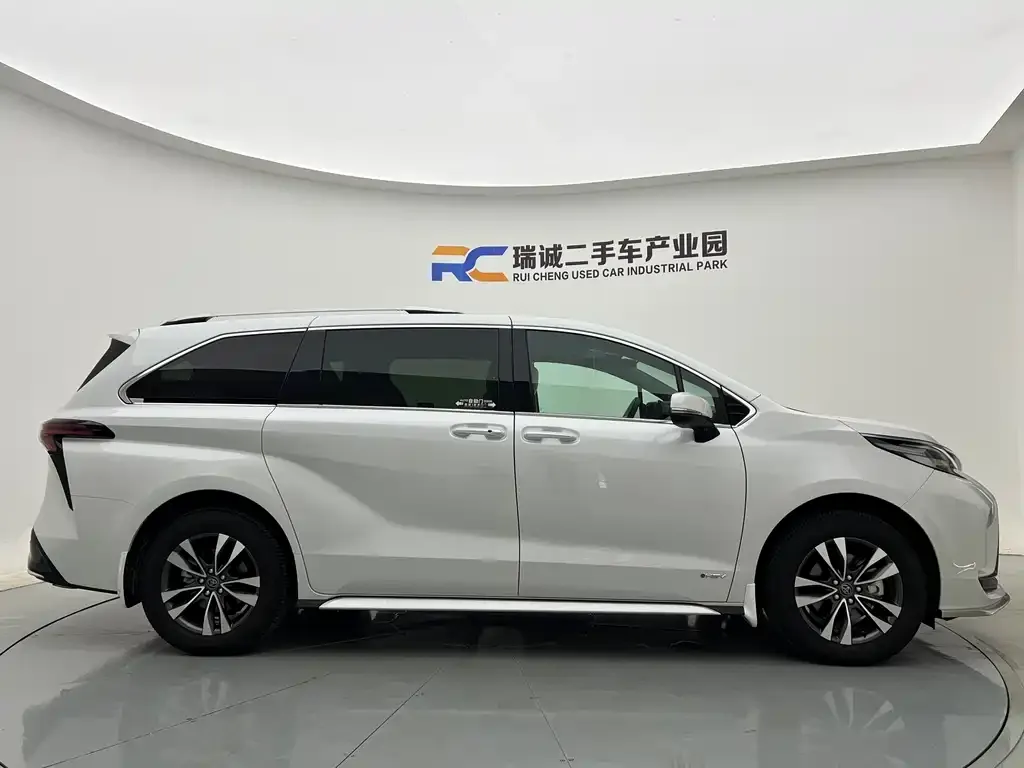 Toyota Granvia — фото 3
