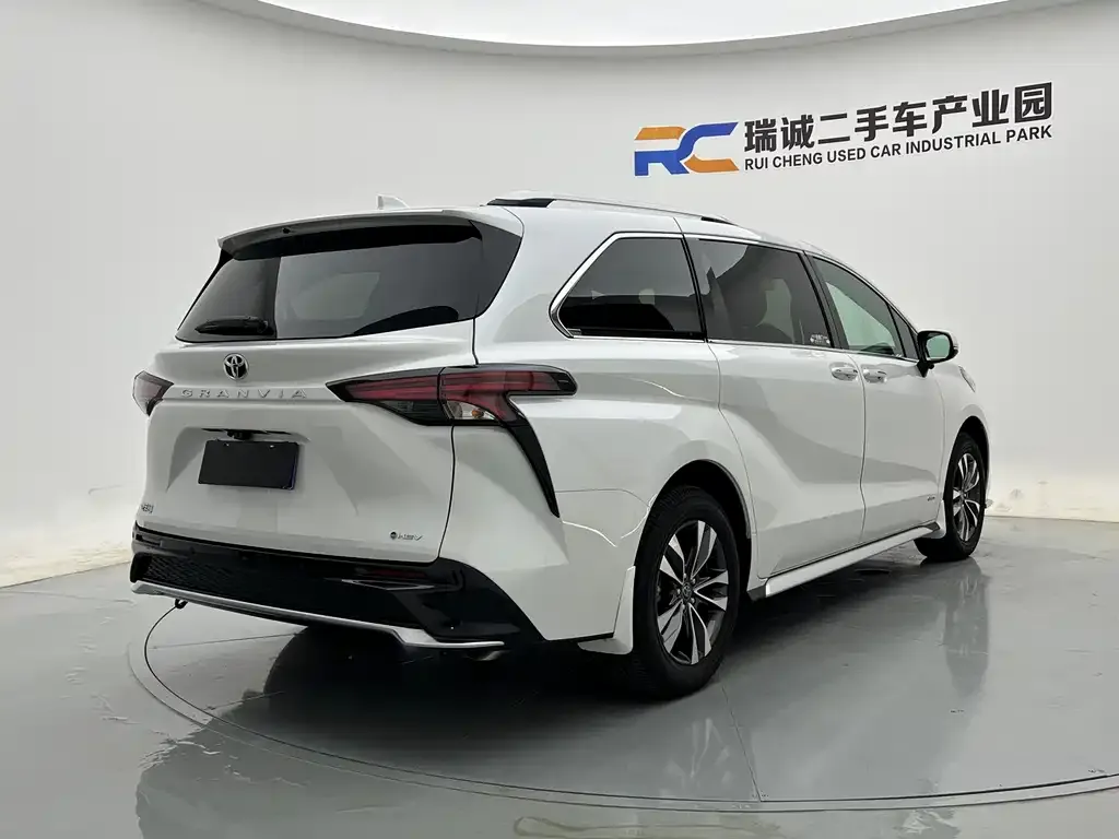 Toyota Granvia — фото 2