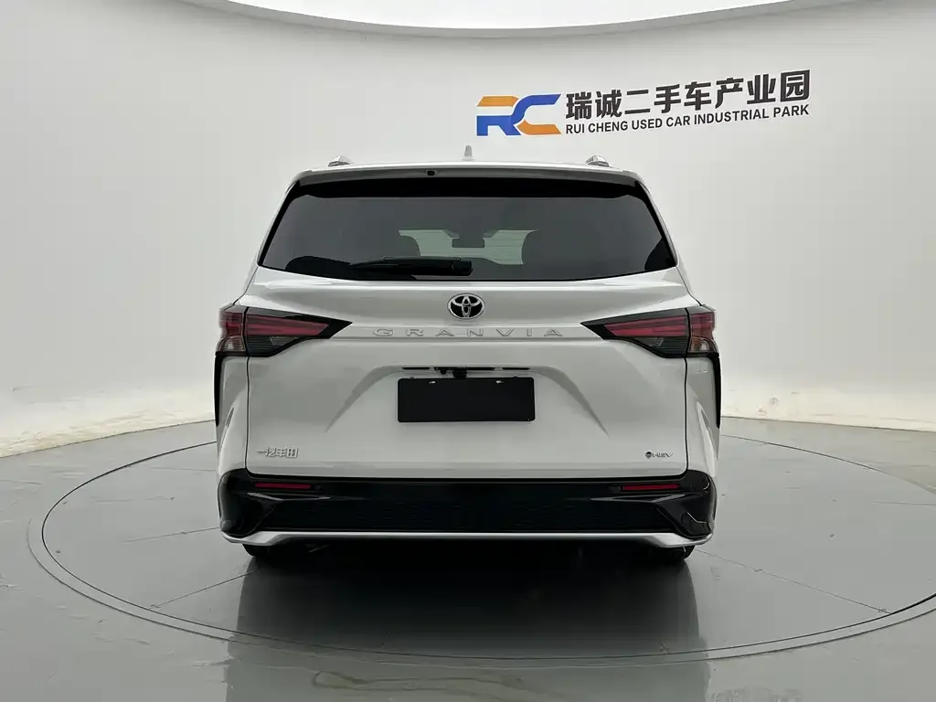 Toyota Granvia — фото 7