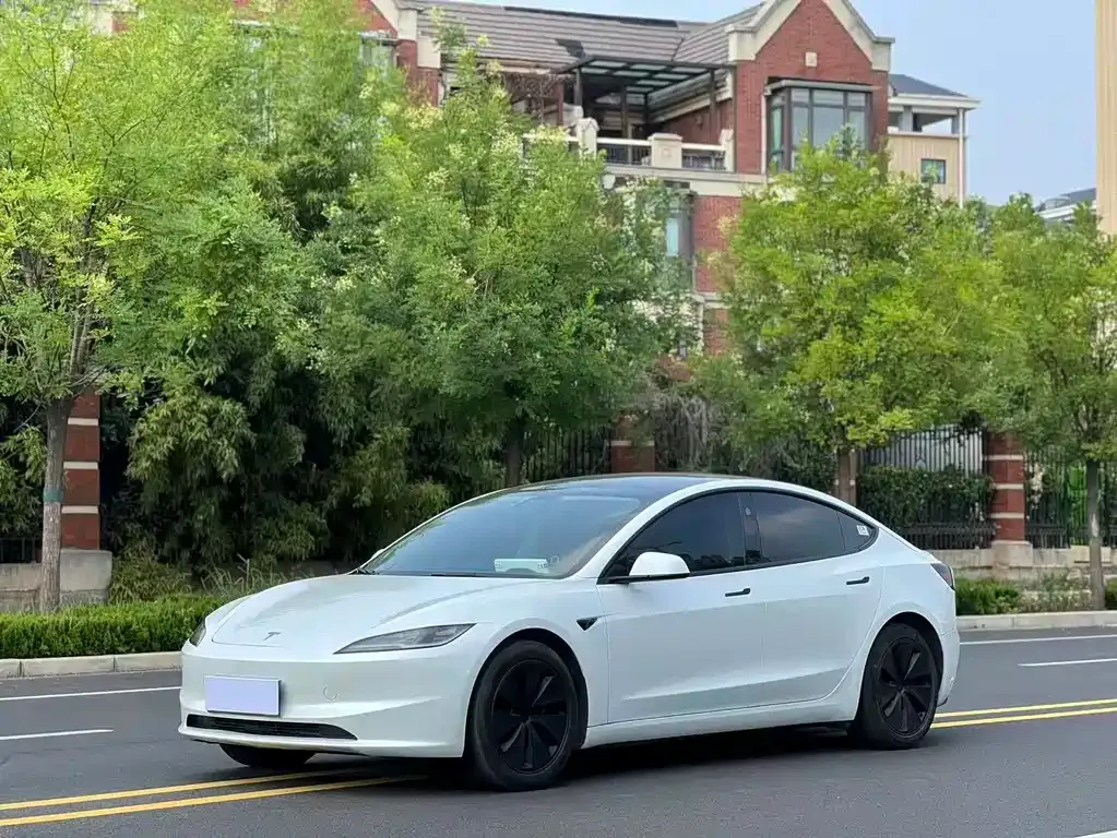 Tesla Model 3 — фото 1
