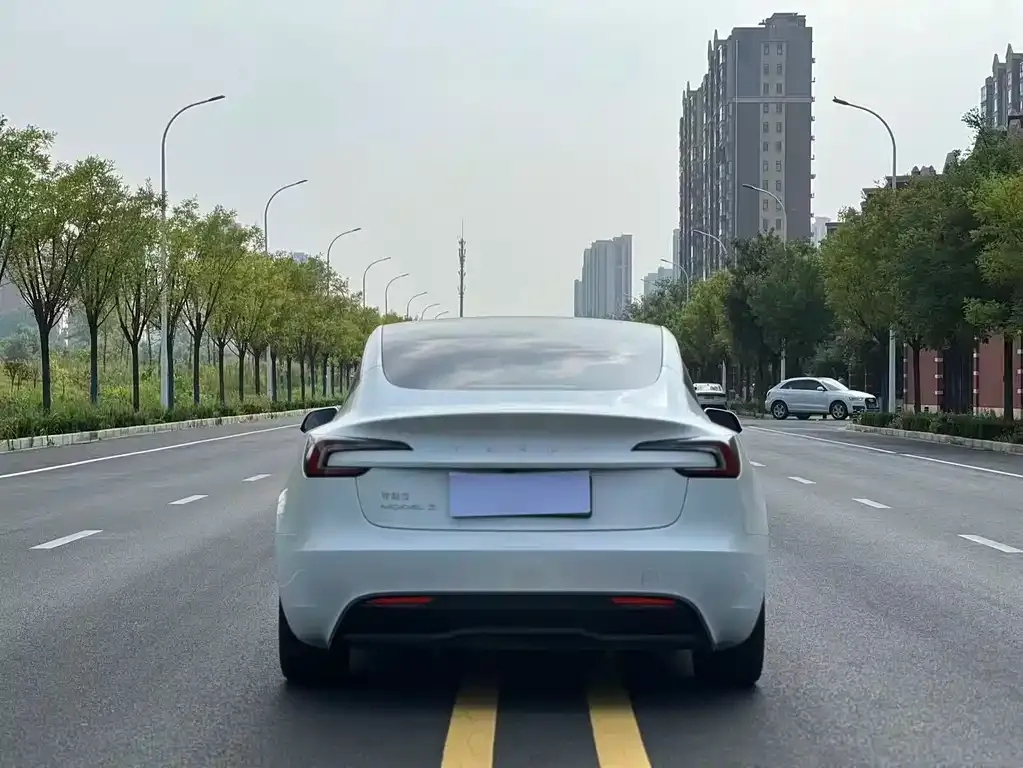 Tesla Model 3 — фото 8