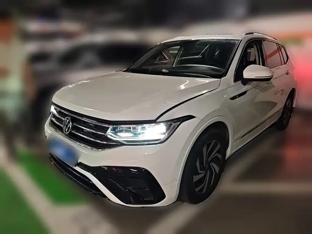 Volkswagen Tiguan L — фото 1