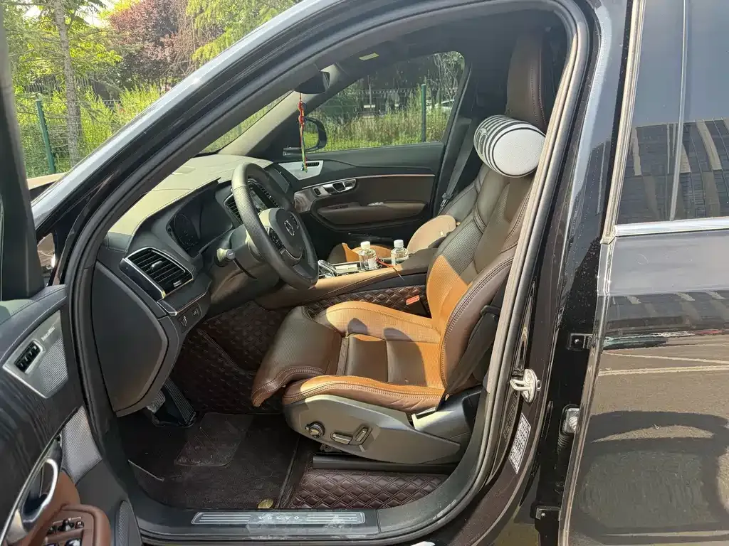 Volvo XC90 — фото 10