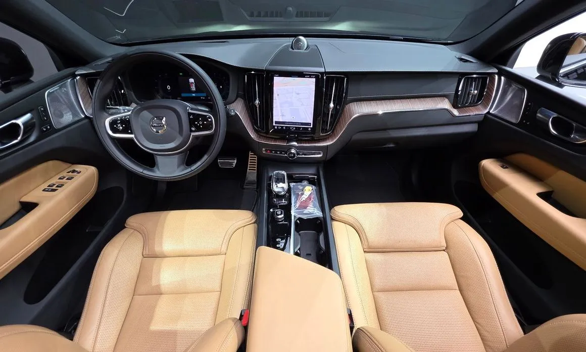 Volvo XC60 — фото 10