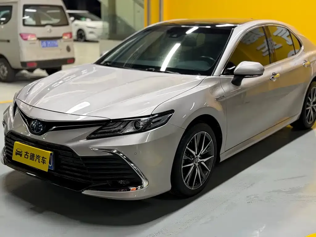 Toyota Camry — фото 1