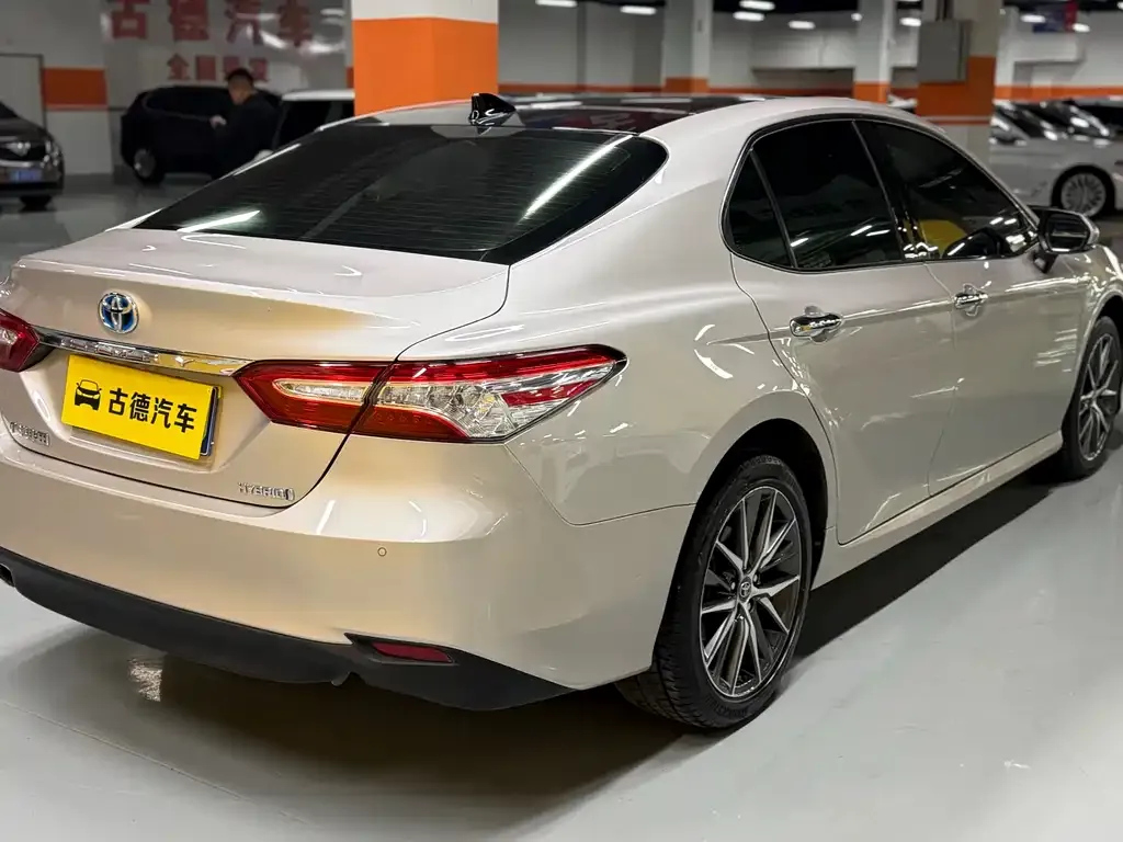 Toyota Camry — фото 5