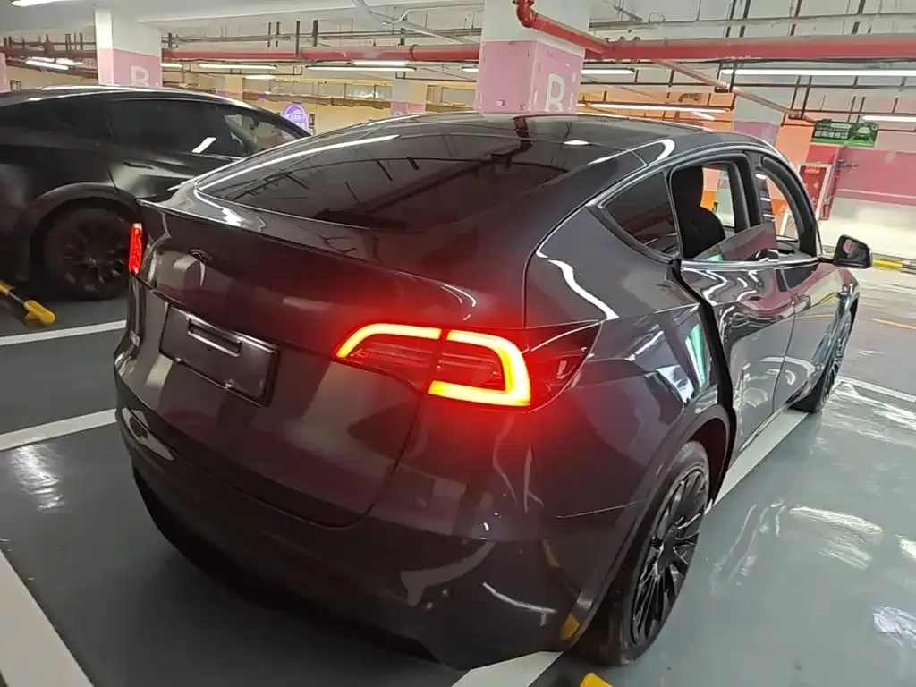 Tesla Model Y — фото 10