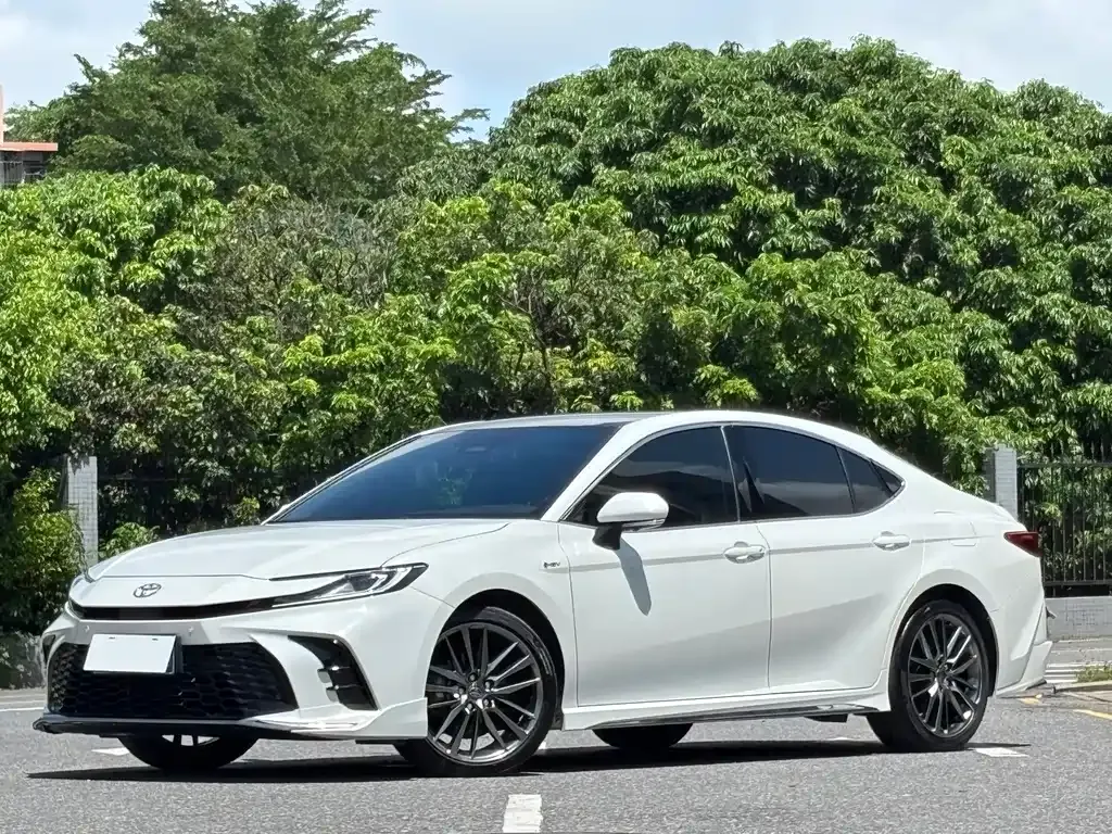 Toyota Camry — фото 1