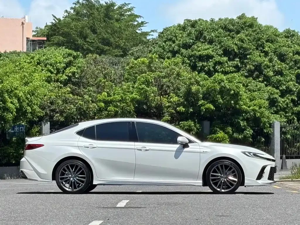 Toyota Camry — фото 8