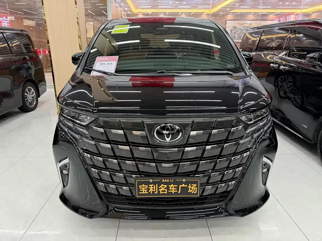 Toyota Alphard — фото 1