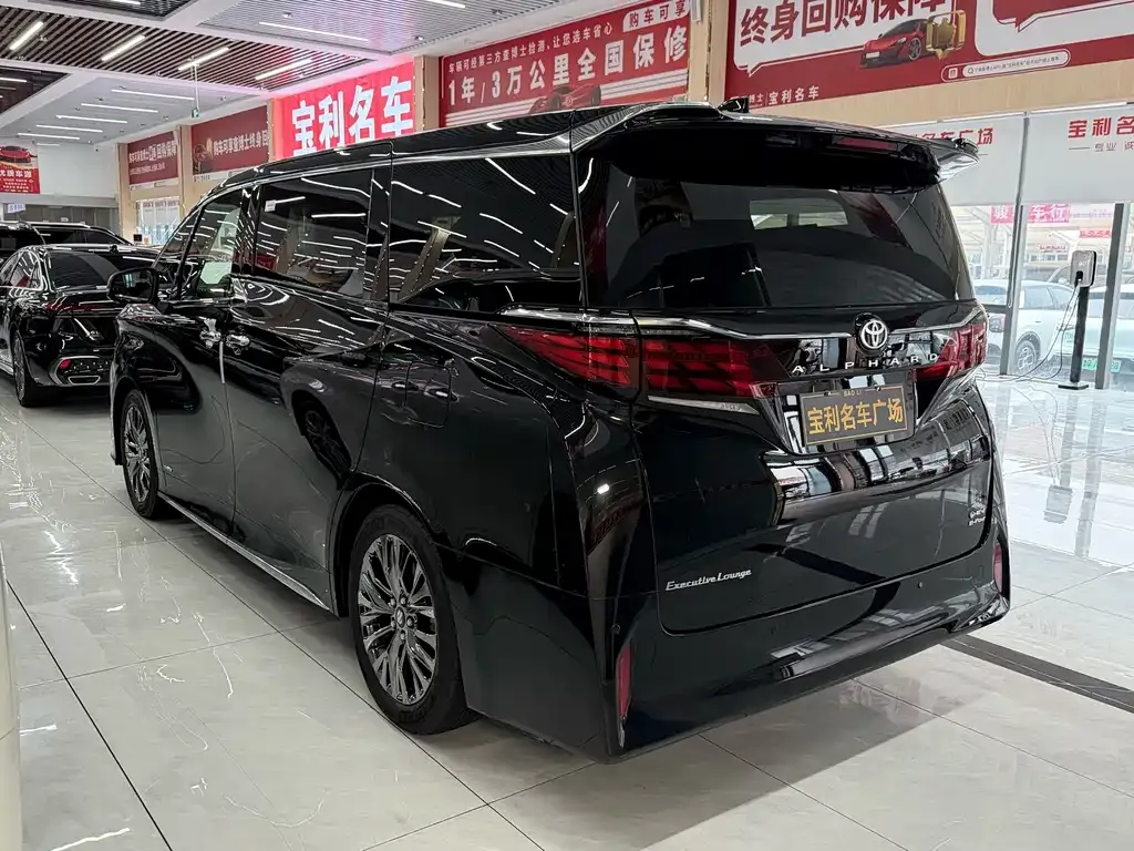 Toyota Alphard — фото 8