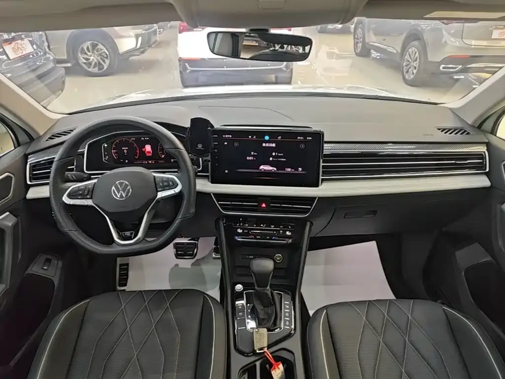 Volkswagen Tiguan L — фото 4