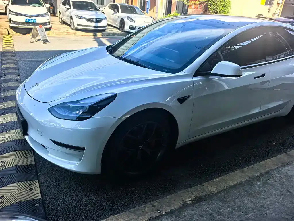 Tesla Model 3 — фото 1