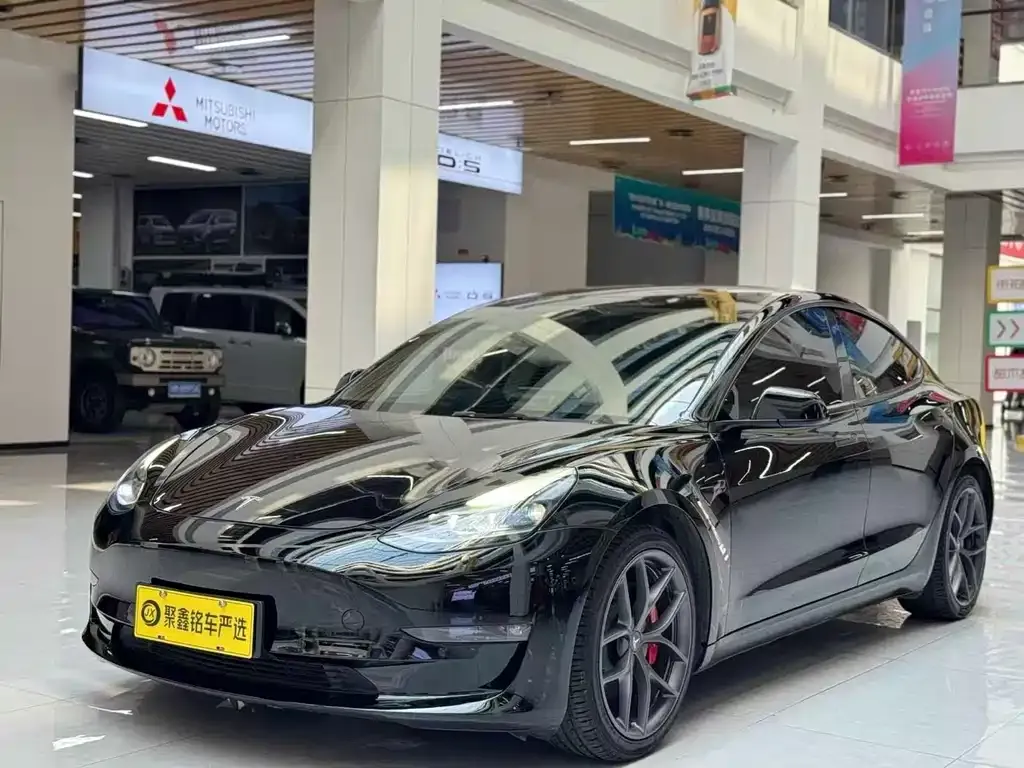 Tesla Model 3 — фото 1