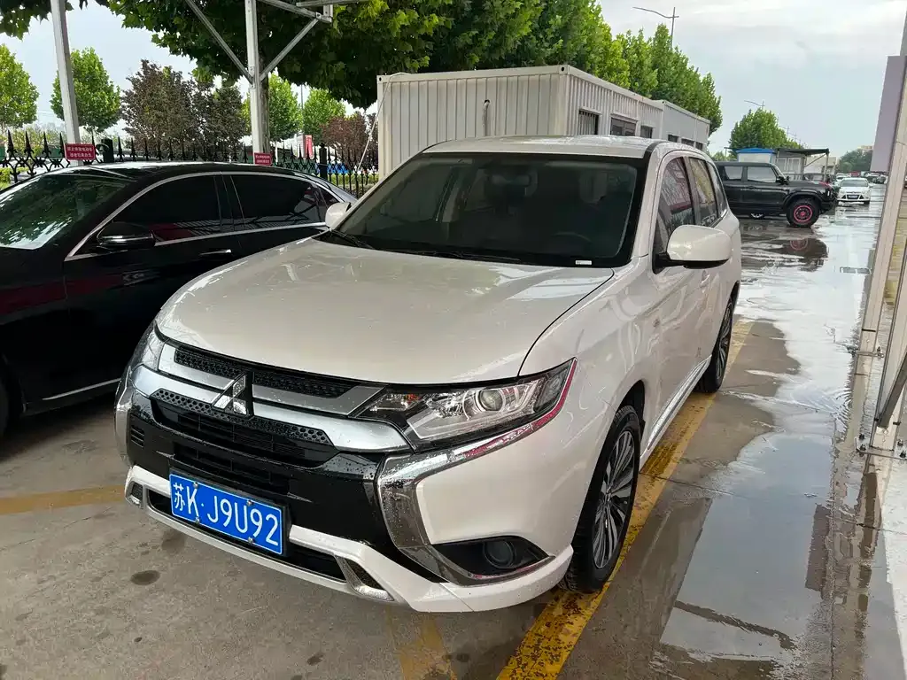 Mitsubishi Outlander — фото 1