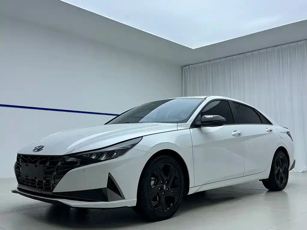 Hyundai Elantra — фото 1