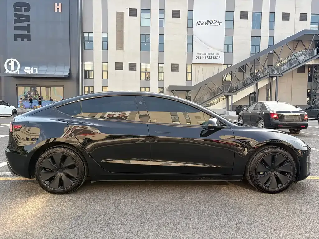 Tesla Model 3 — фото 4