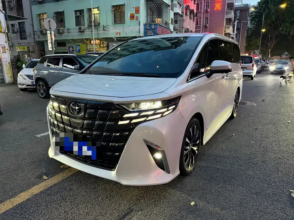 Toyota Alphard — фото 1