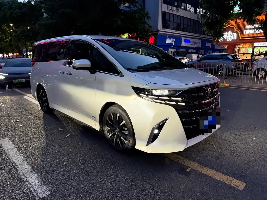 Toyota Alphard — фото 3