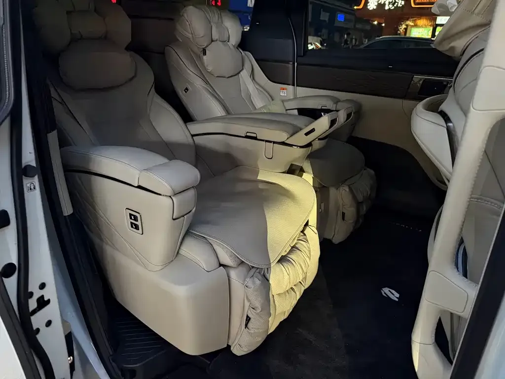 Toyota Alphard — фото 2
