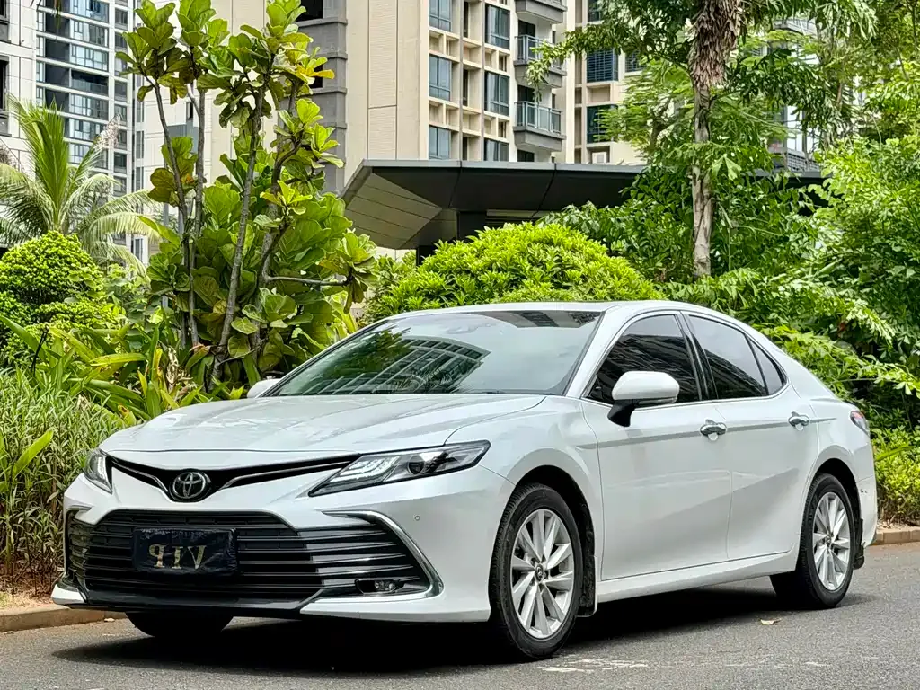 Toyota Camry — фото 1