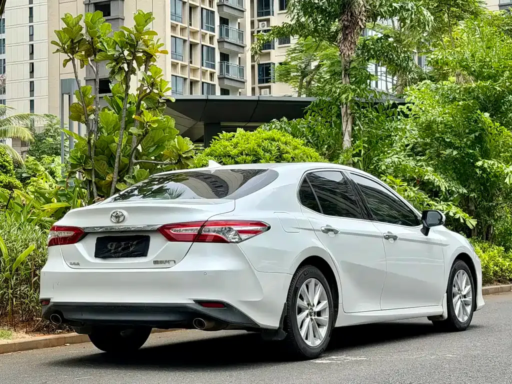Toyota Camry — фото 9