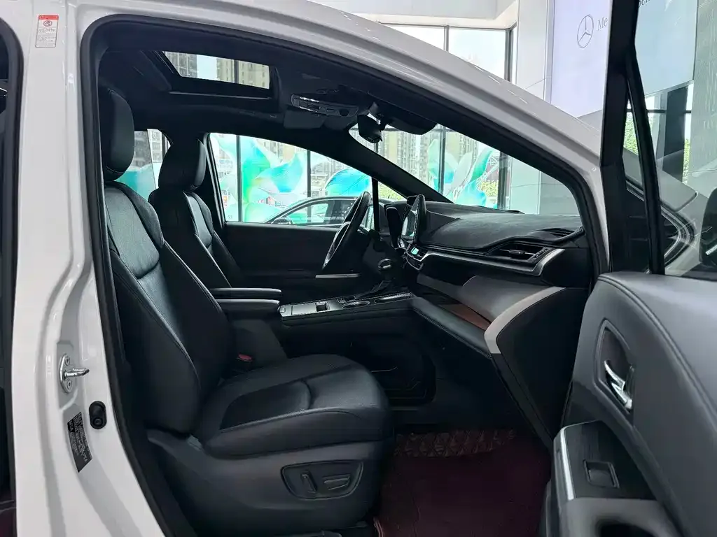 Toyota Granvia — фото 6