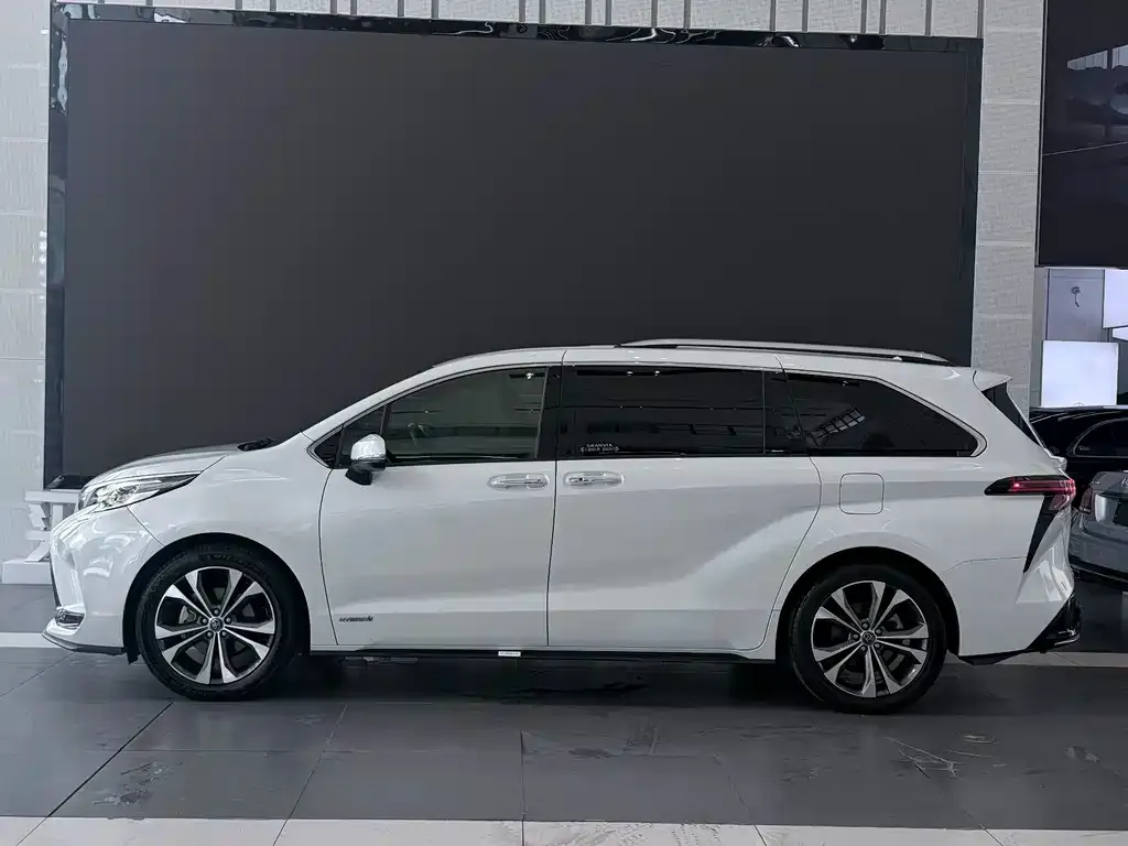 Toyota Granvia — фото 2