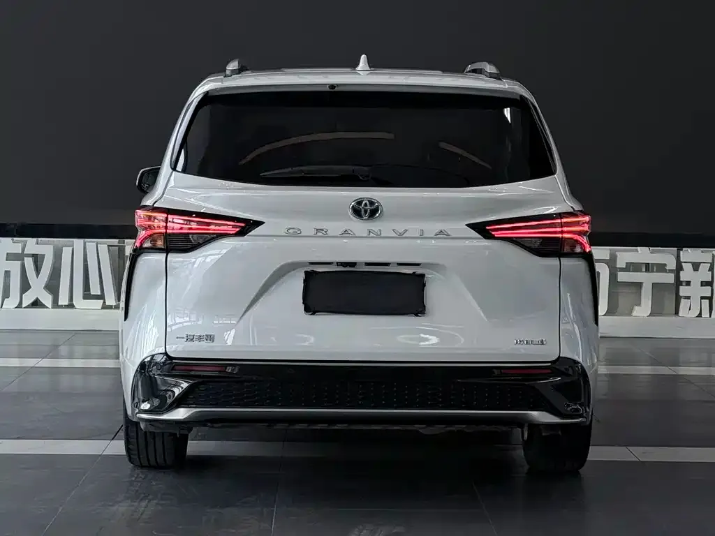 Toyota Granvia — фото 4
