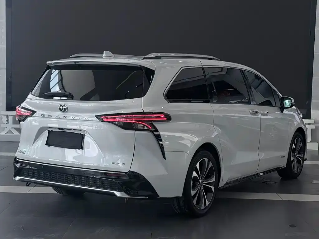 Toyota Granvia — фото 10
