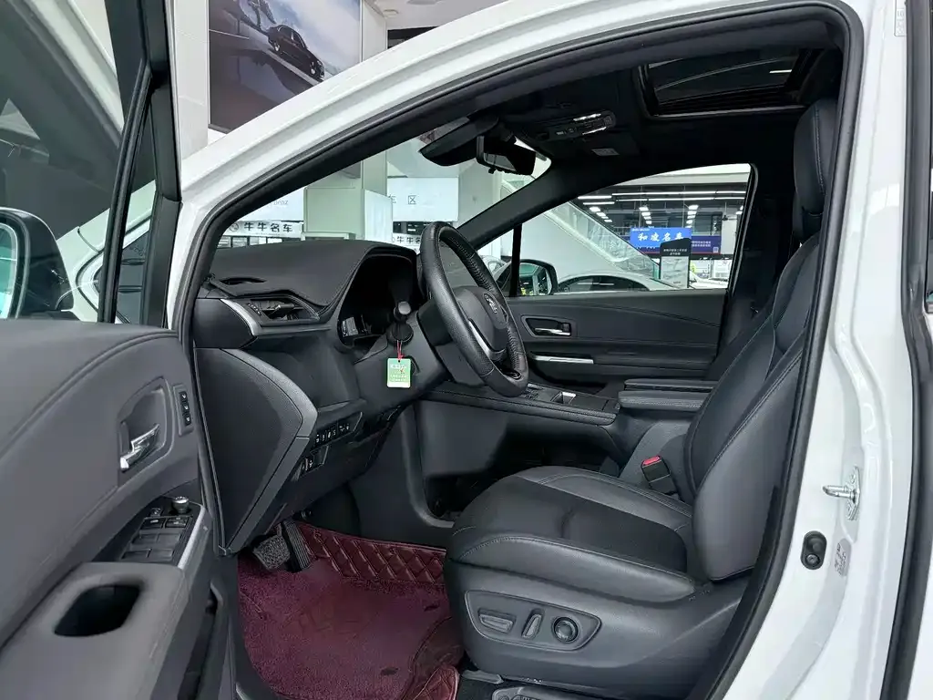 Toyota Granvia — фото 8