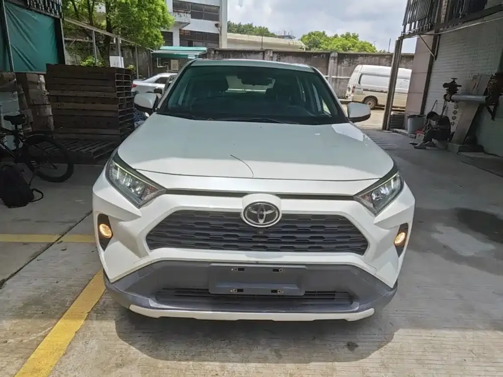 Toyota RAV4 — фото 8
