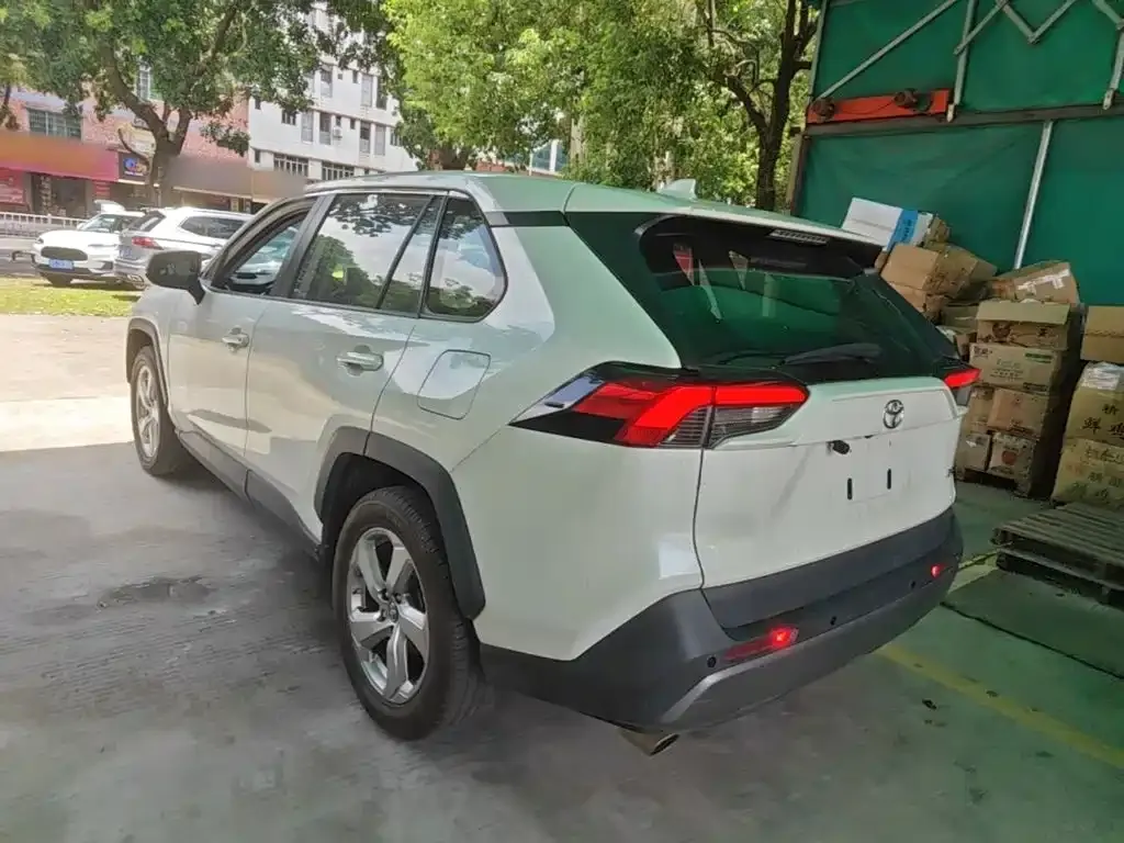 Toyota RAV4 — фото 2