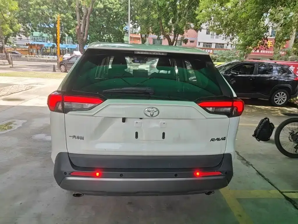 Toyota RAV4 — фото 10