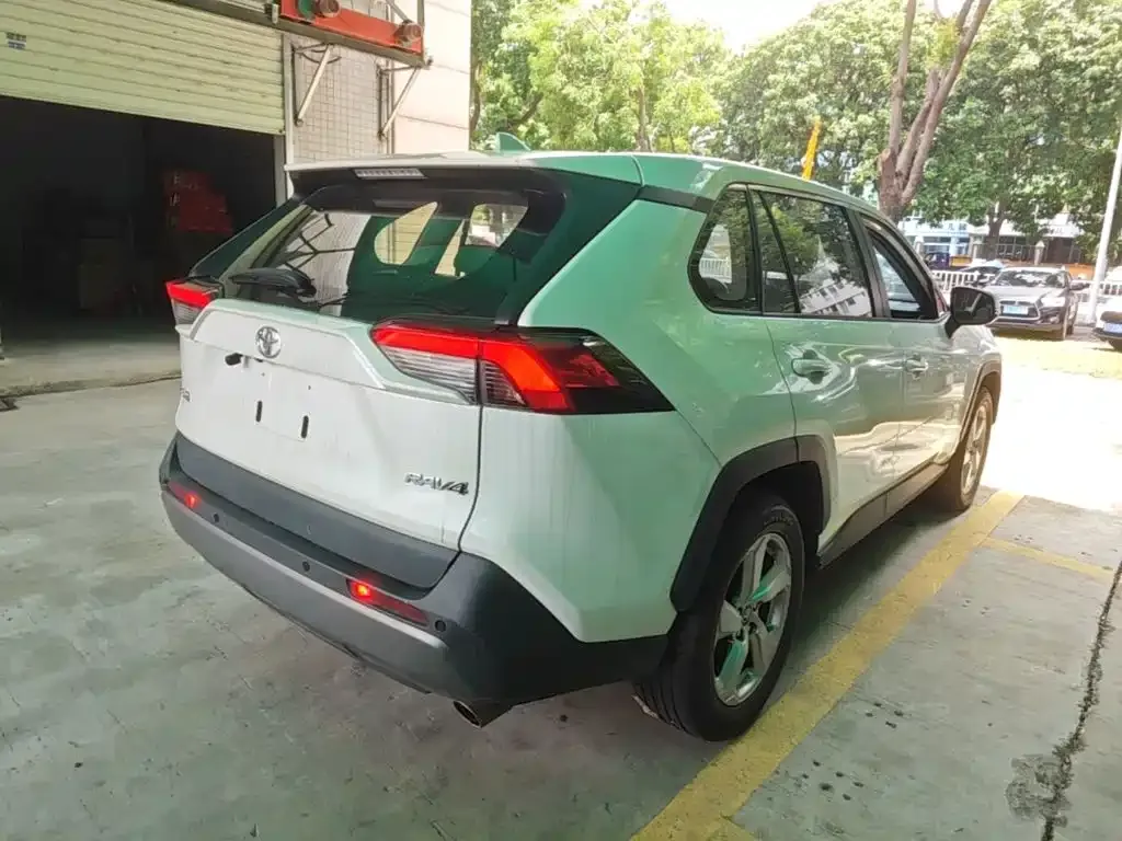 Toyota RAV4 — фото 5