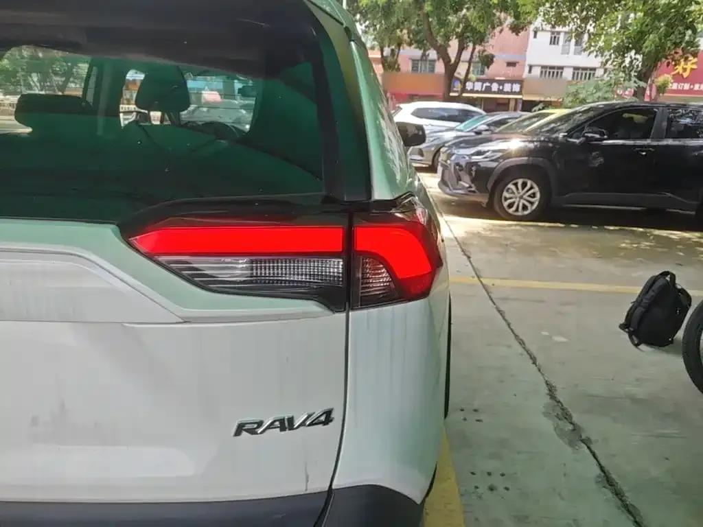 Toyota RAV4 — фото 4