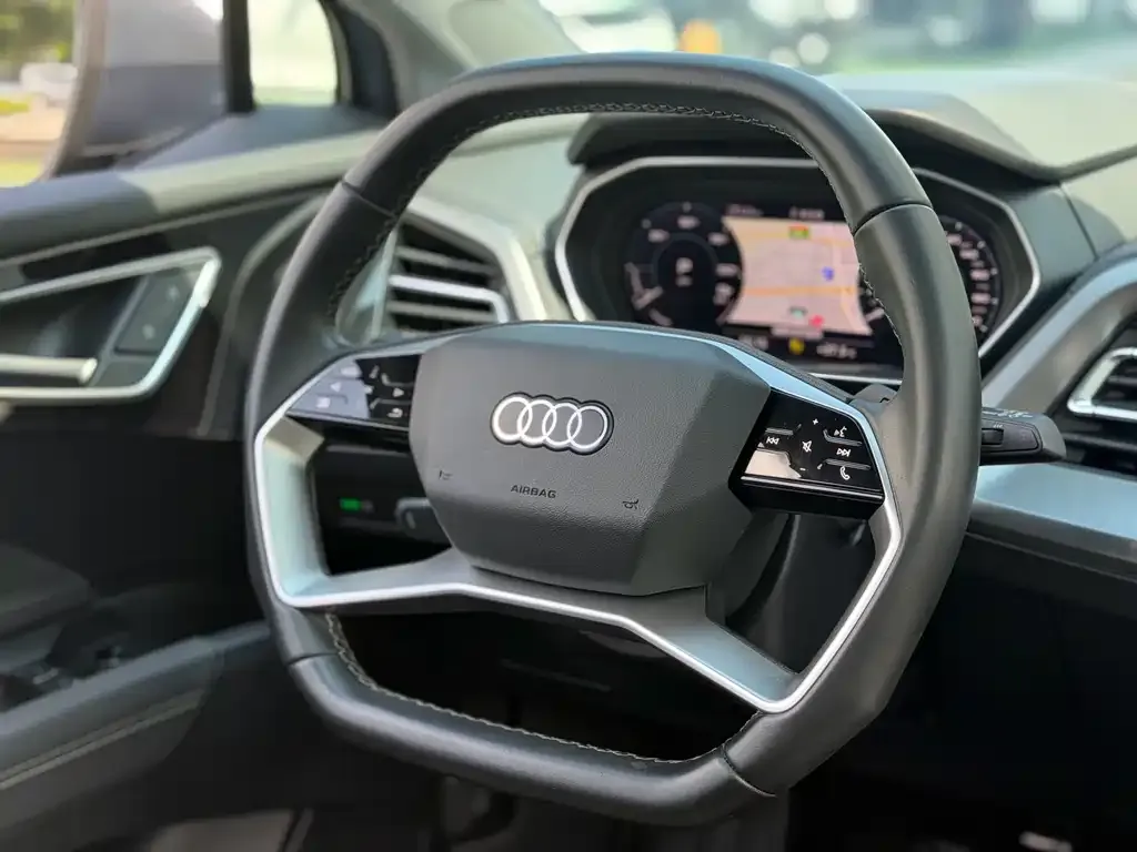 Audi Q4 e-tron — фото 6