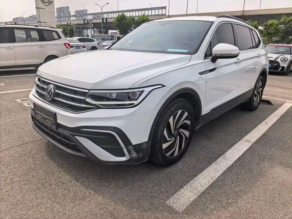 Volkswagen Tiguan L — фото 1