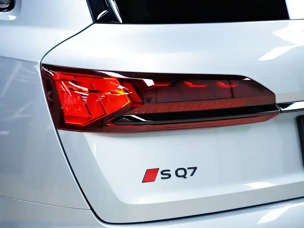 Audi SQ7 2024 из CN, фото 3