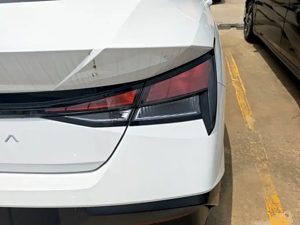 Hyundai Elantra — фото 2