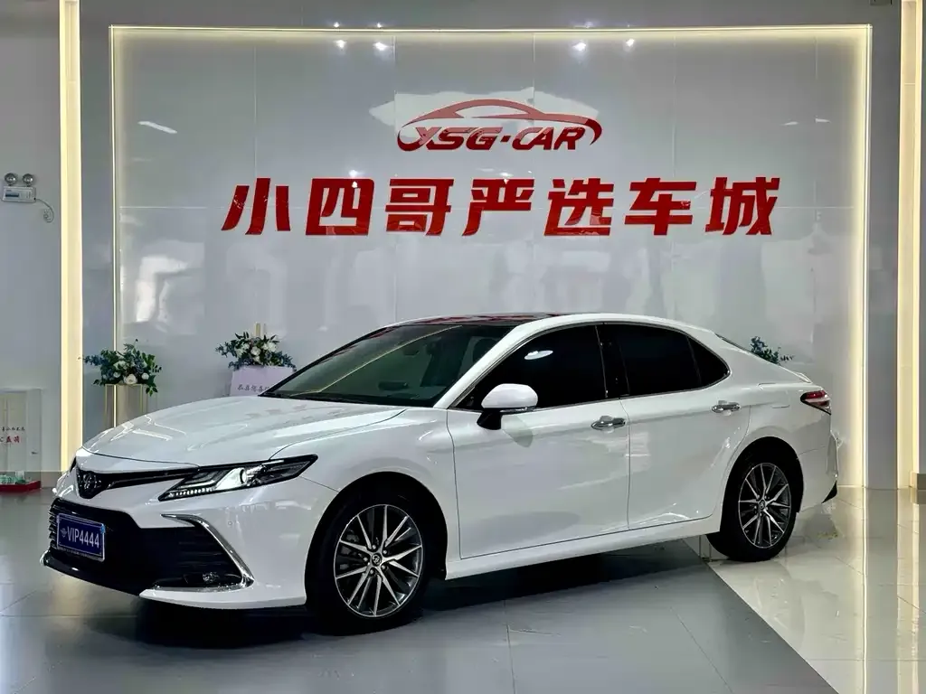 Toyota Camry — фото 1