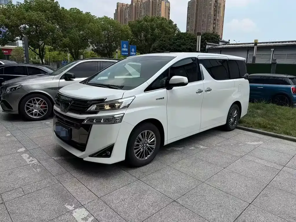 Toyota Vellfire — фото 1