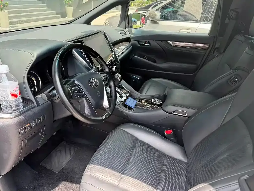 Toyota Vellfire — фото 3