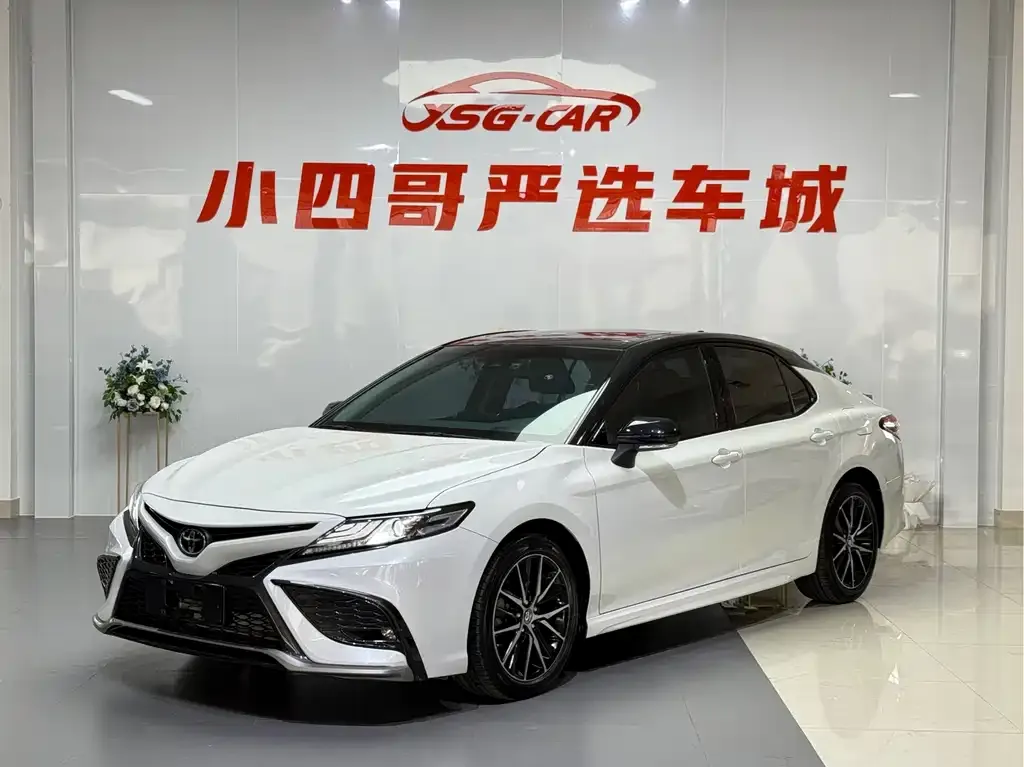 Toyota Camry — фото 1