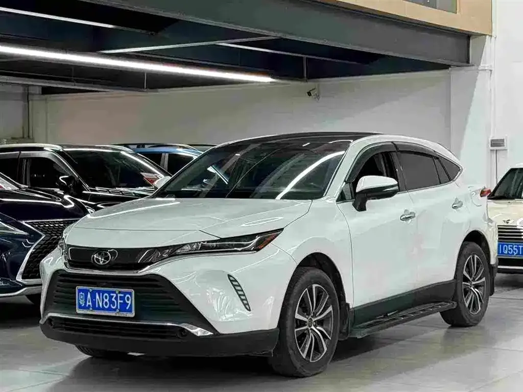 Toyota Harrier — фото 1