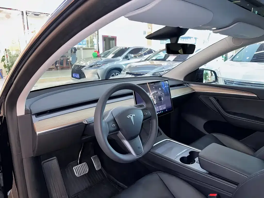 Tesla Model Y — фото 2