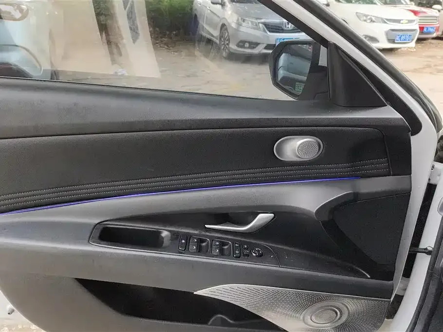 Hyundai Elantra — фото 3