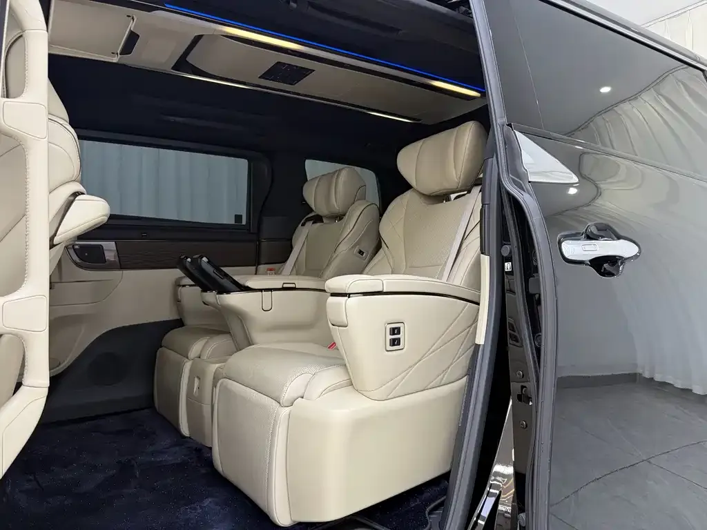 Toyota Alphard — фото 9