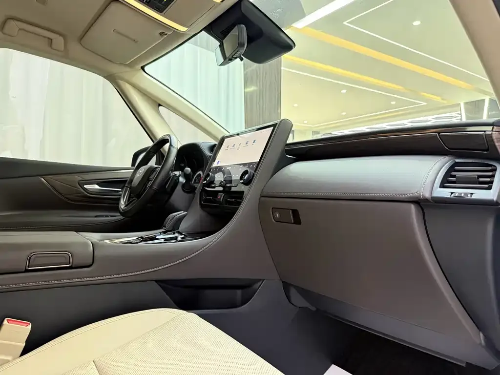 Toyota Alphard — фото 4