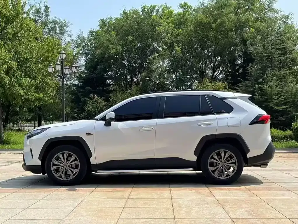 Toyota RAV4 — фото 10